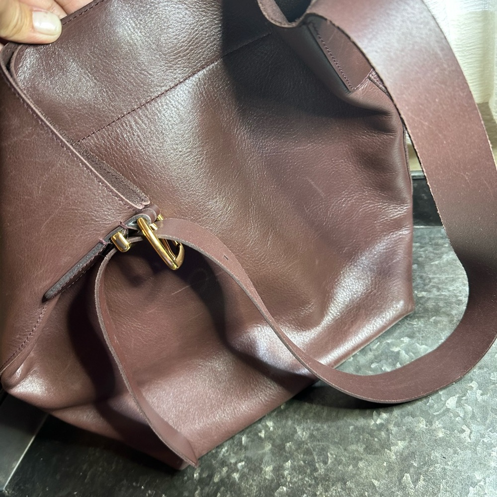 Madewell bucket bag maroon wine brown color.